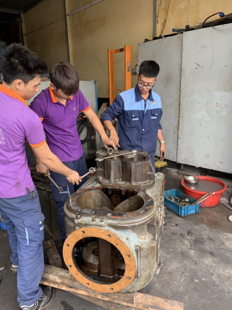Một khâu cần làm khi bảo trì máy nén khí trục vít