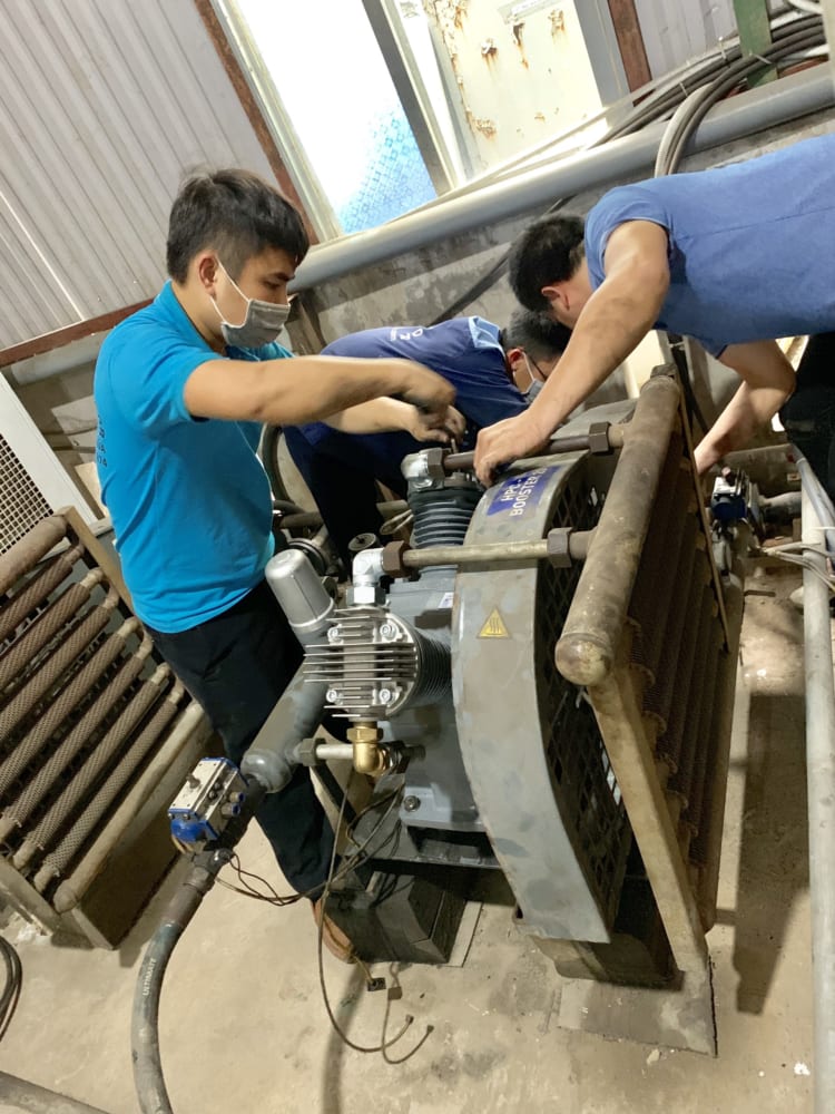 Một khâu cần làm khi bảo trì máy nén khí trục vít