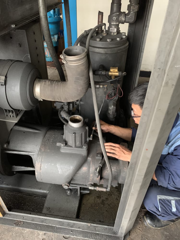 Một công đoạn trong sửa chữa máy nén khí cho khách hàng của Kimair