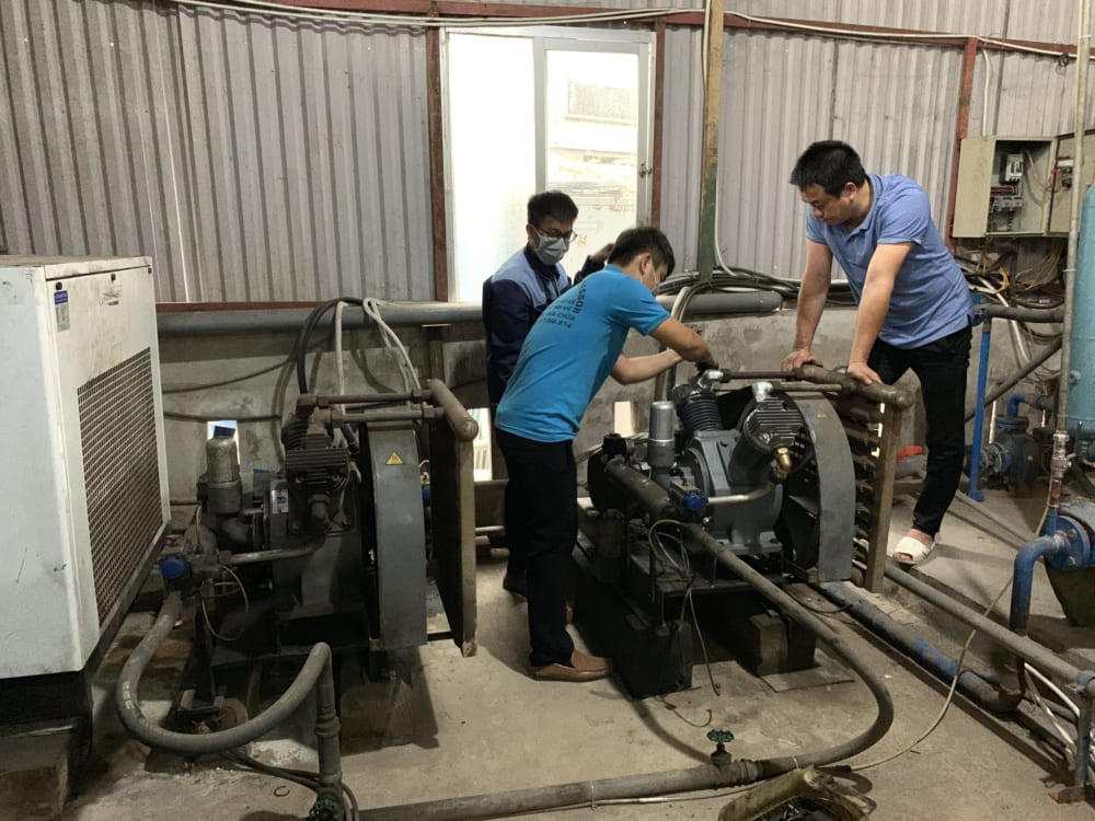 Một công đoạn trong sửa chữa máy nén khí cho khách hàng của Kimair