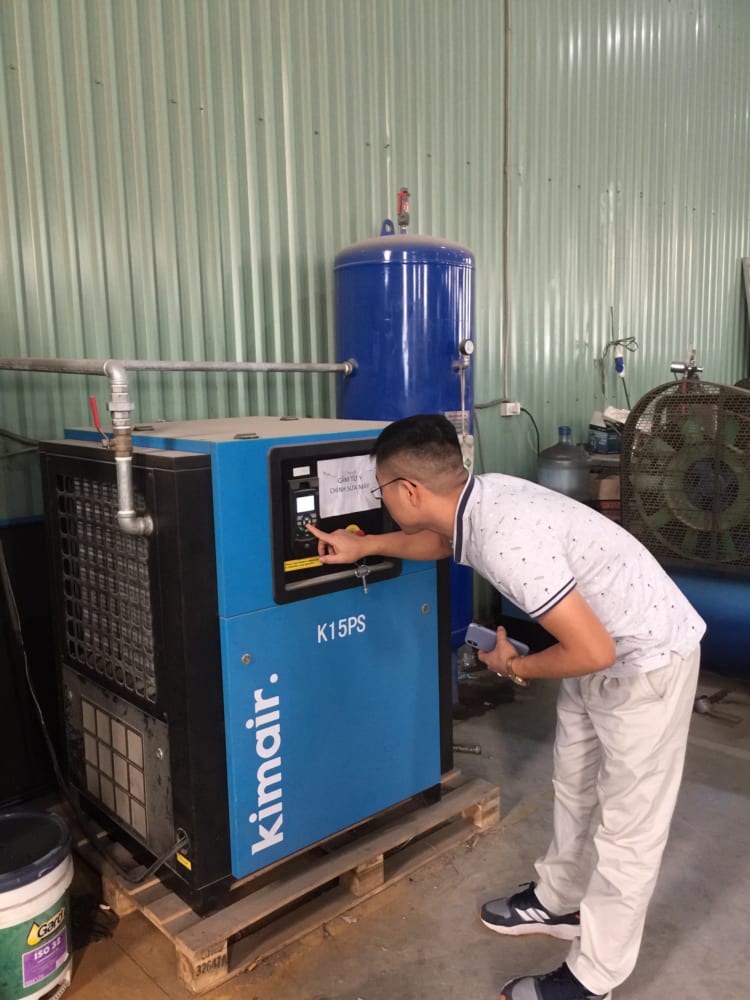 Kimair kiểm tra thời gian sử dụng máy để chọn loại dầu dùng cho máy phù hợp