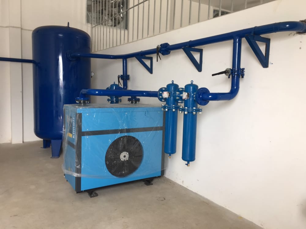 Bình tích áp, máy nén khí và đường ống dẫn trong hệ thống máy nén khí trục vít
